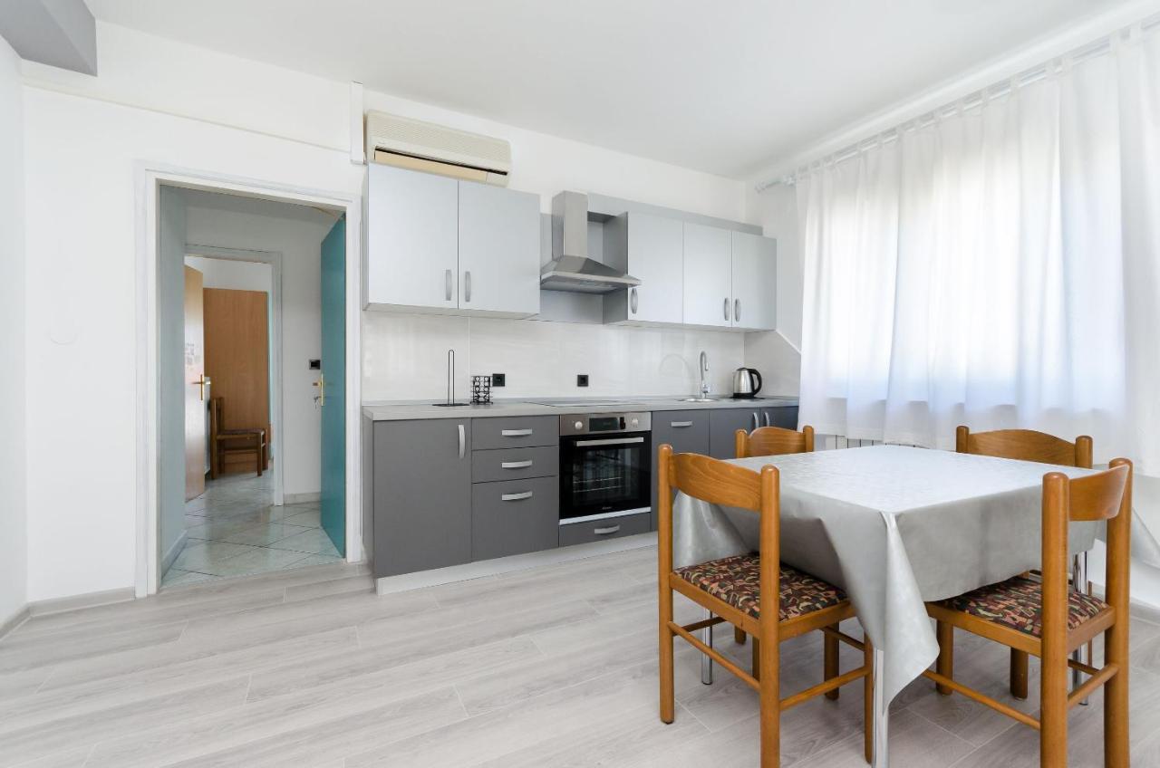 Apartments Slavica R Banjol Buitenkant foto