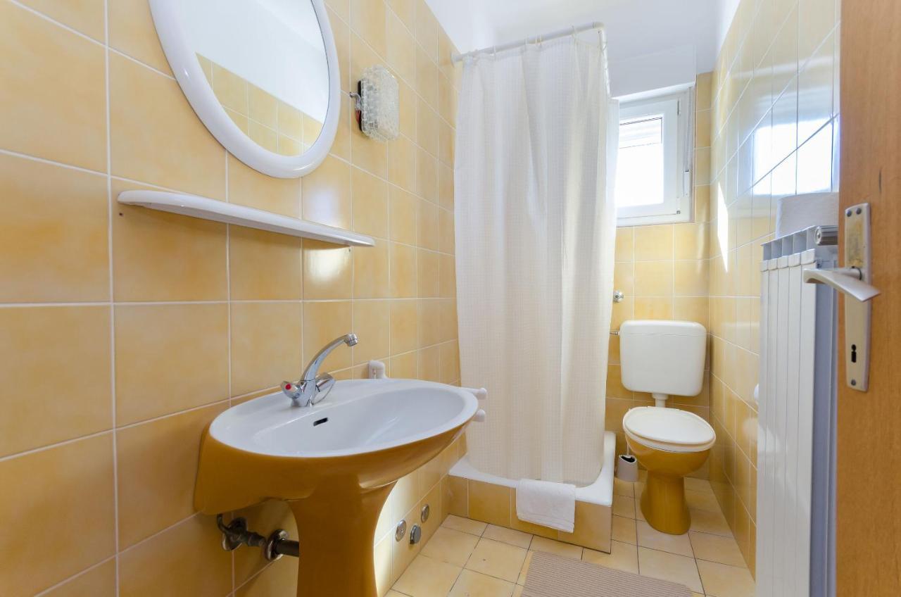Apartments Slavica R Banjol Buitenkant foto